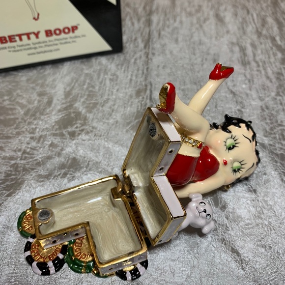 Betty Boop Hinged Box "Double Dice" BB21006 - Picture 2 of 3